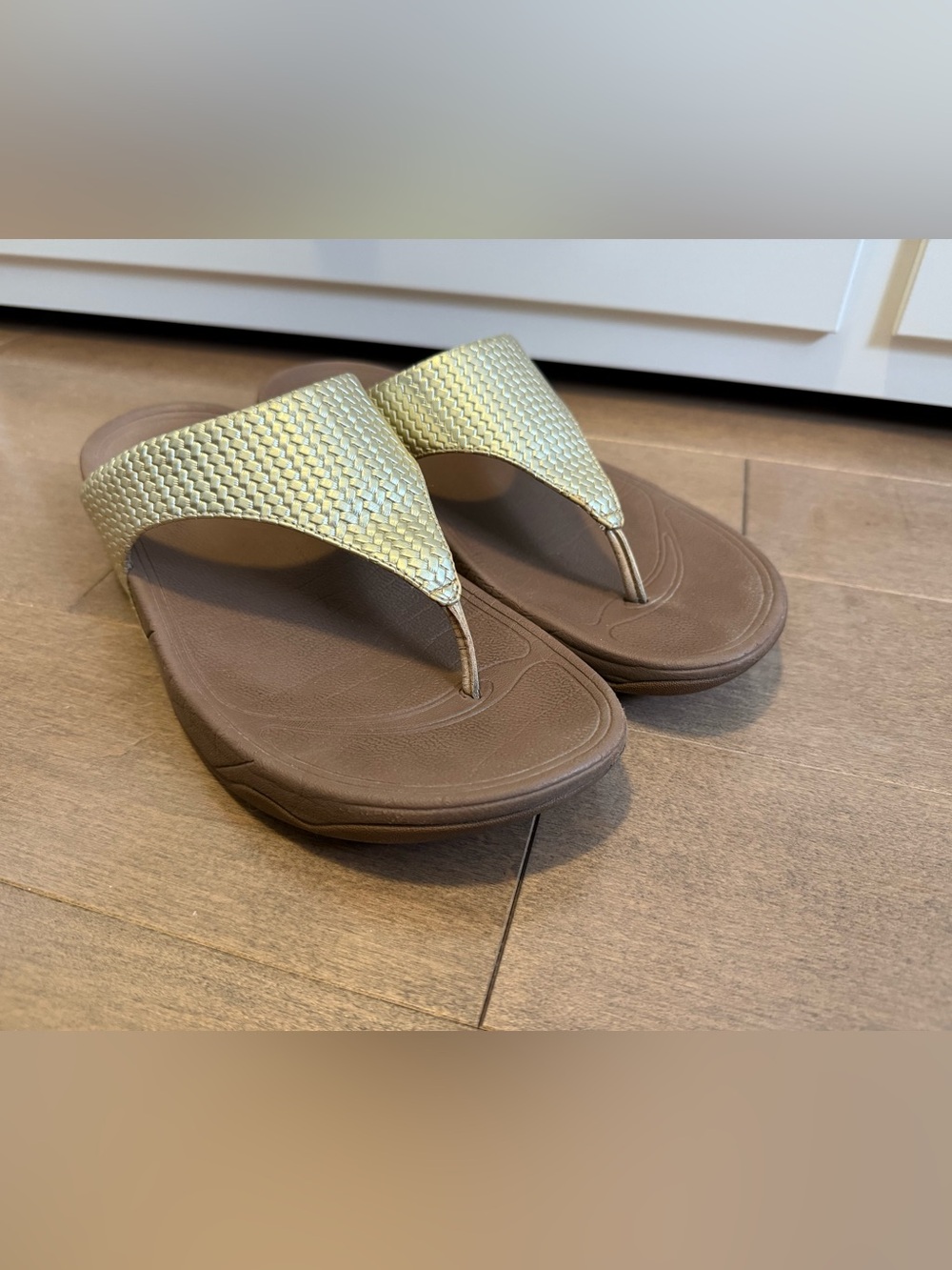 Fitflop Lulu Leather Gold Metallic Weave Thong Sandals size 41/9